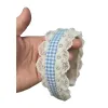 وتُخرَز الخيوط الارجوانية ذات المسطحات الزرقاء والبيضاء، والشعر، والشعر، والشعر Item Picture